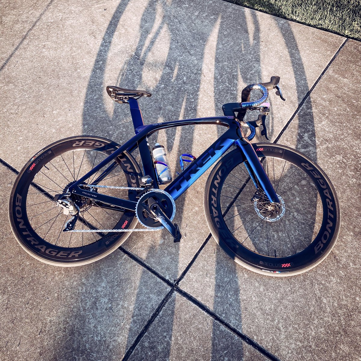 Mariothatsmiles's tweet photo. It was 🥶, 💨 and I was losing ☀️ but I had to take Purple Rain out on a short Veterans Day ride. I’m proud to be an 🇺🇸 . Thank you again to all those who have served. #rokarx #madoneslr #cycling #cyclingphotos #madone #velo #strava #lifebehindbars #rideyourbike #sram #sramforce https://t.co/qhwTo4hiVR