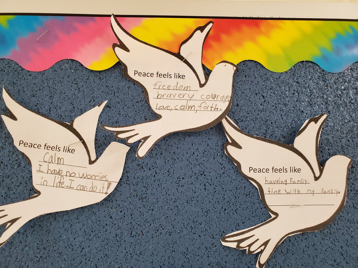 MmeGalluzzo's tweet photo. Today we remembered the sacrifices of those who served so that we can live in peace. Through art, song and story we learned about the importance of #RemembranceDay #JourduSouvenir #lestweforget @BritanniaPS @PeelSchools https://t.co/09VE2qpUbZ