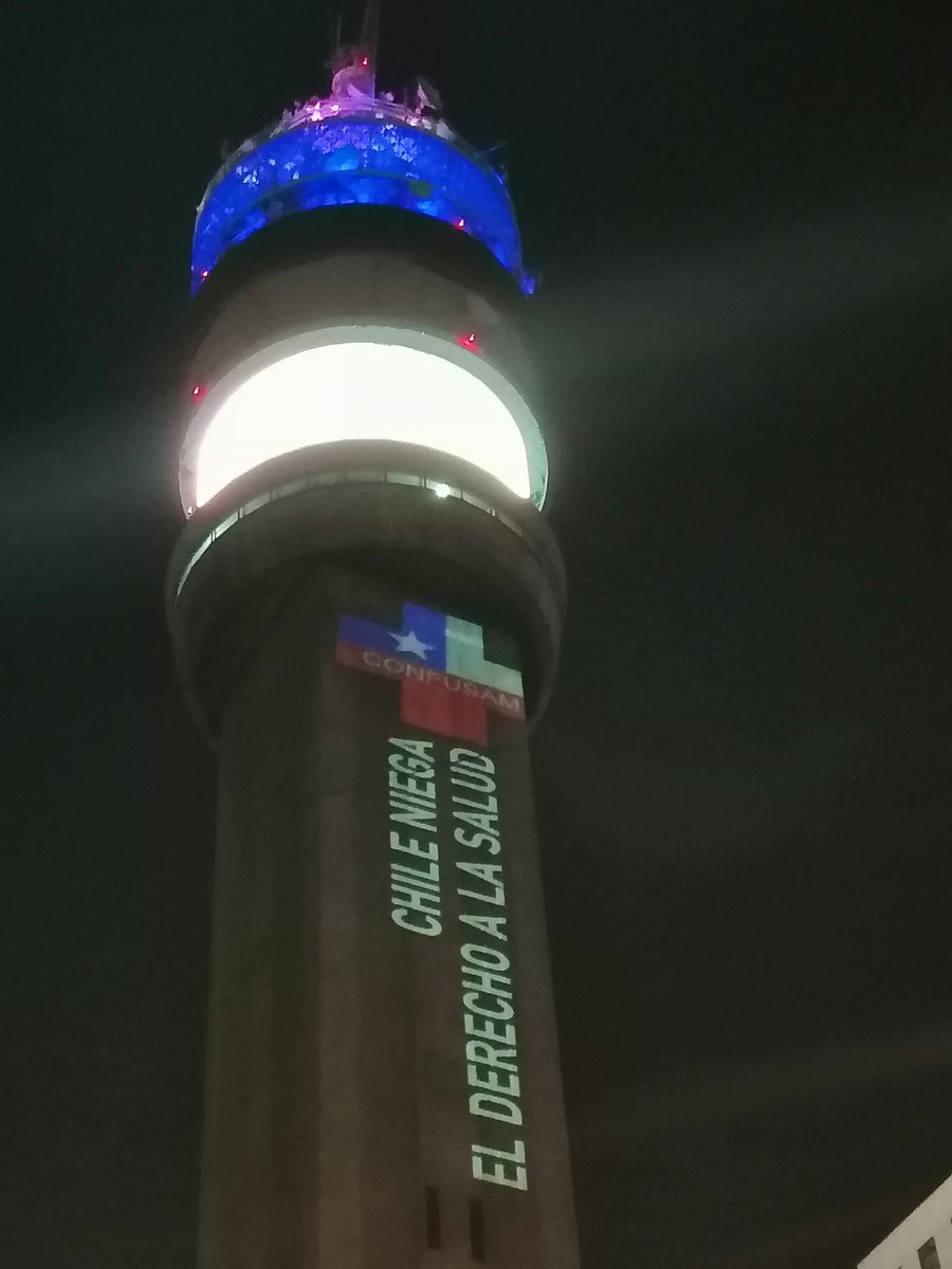 ConfusamChile's tweet photo. AHORA🔴 @ConfusamChile proyectando en la Torre @entel las frases del #Chile que exigimos cambiar!!!
#COVID19
#MinistroCumplaSuPalabra 
#Presupuesto2021Inaceptable 
#SomosLaPrimeLinea https://t.co/xq1EhefvEo