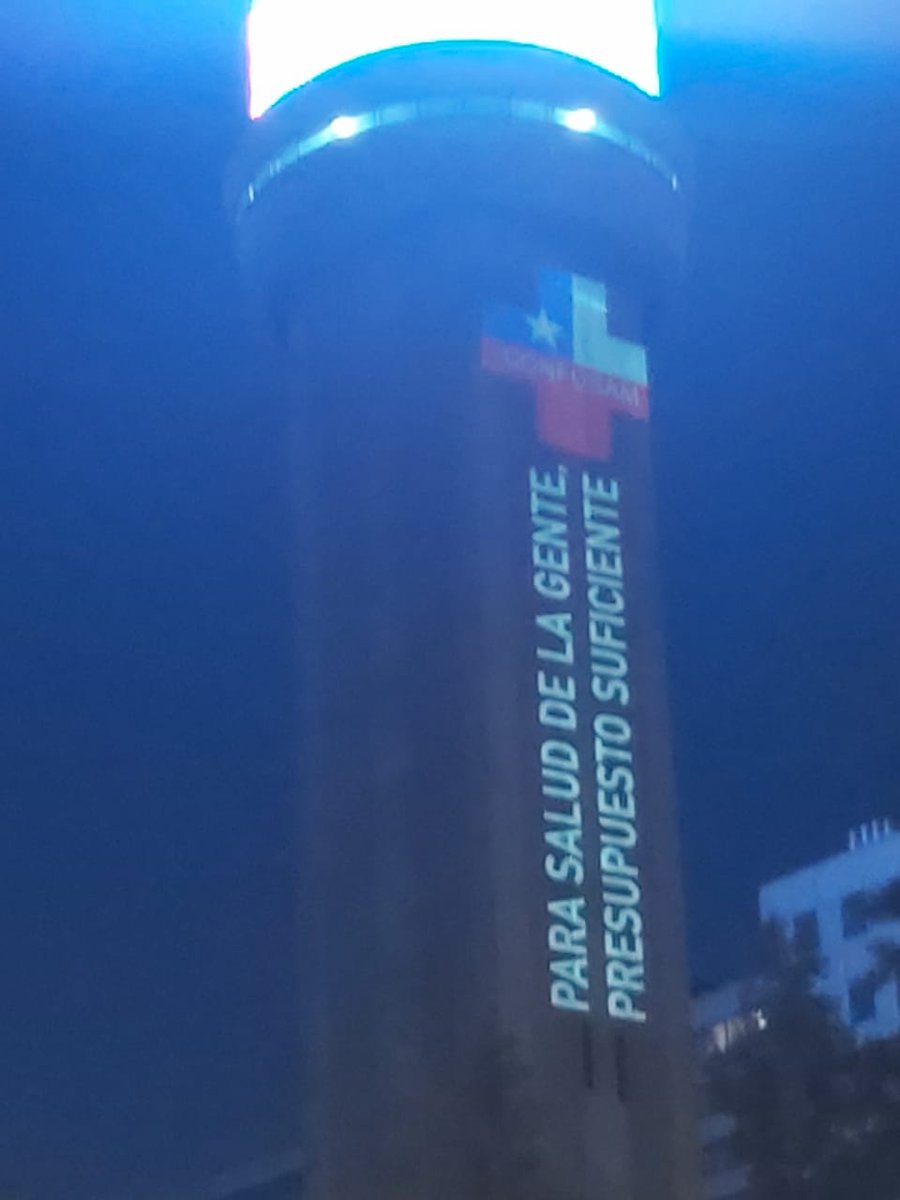ConfusamChile's tweet photo. AHORA🔴 @ConfusamChile proyectando en la Torre @entel las frases del #Chile que exigimos cambiar!!!
#COVID19
#MinistroCumplaSuPalabra 
#Presupuesto2021Inaceptable 
#SomosLaPrimeLinea https://t.co/xq1EhefvEo