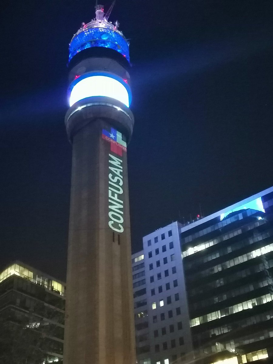 ConfusamChile's tweet photo. AHORA🔴 @ConfusamChile proyectando en la Torre @entel las frases del #Chile que exigimos cambiar!!!
#COVID19
#MinistroCumplaSuPalabra 
#Presupuesto2021Inaceptable 
#SomosLaPrimeLinea https://t.co/xq1EhefvEo