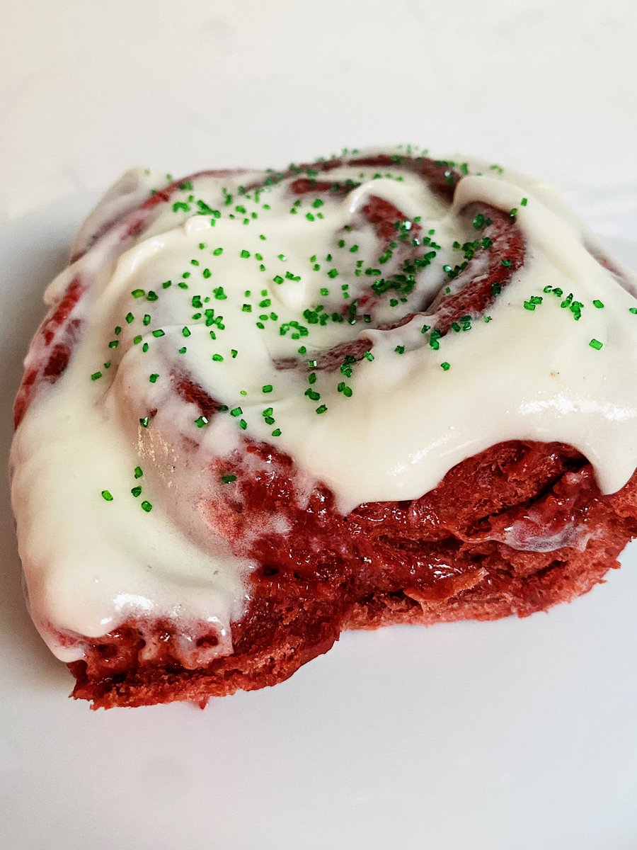 Red velvet cinnamon rolls 🍫