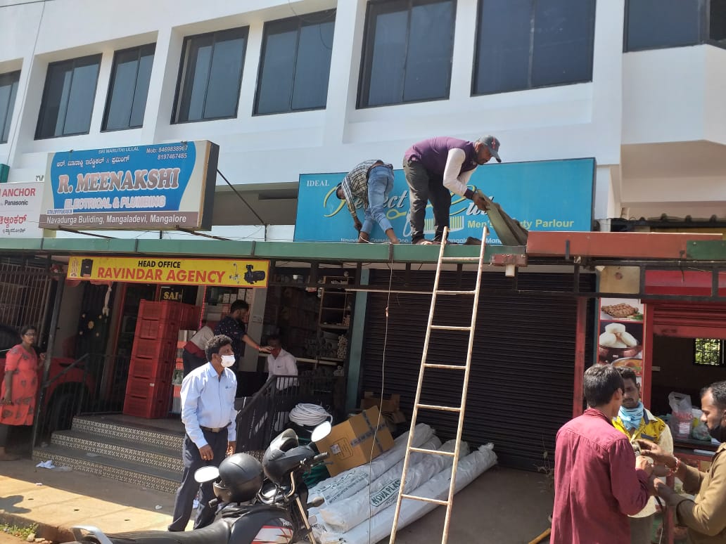 mangalurucorp's tweet photo. Mangaluru City Corporation has continued encroachment removal drive in it's limits, removed 14 encroachment around Mangaladevi and Attavara area by several MCC Officials. 10.11.2020
#Mangaluru #MCClimits https://t.co/mNP3ZthWTV