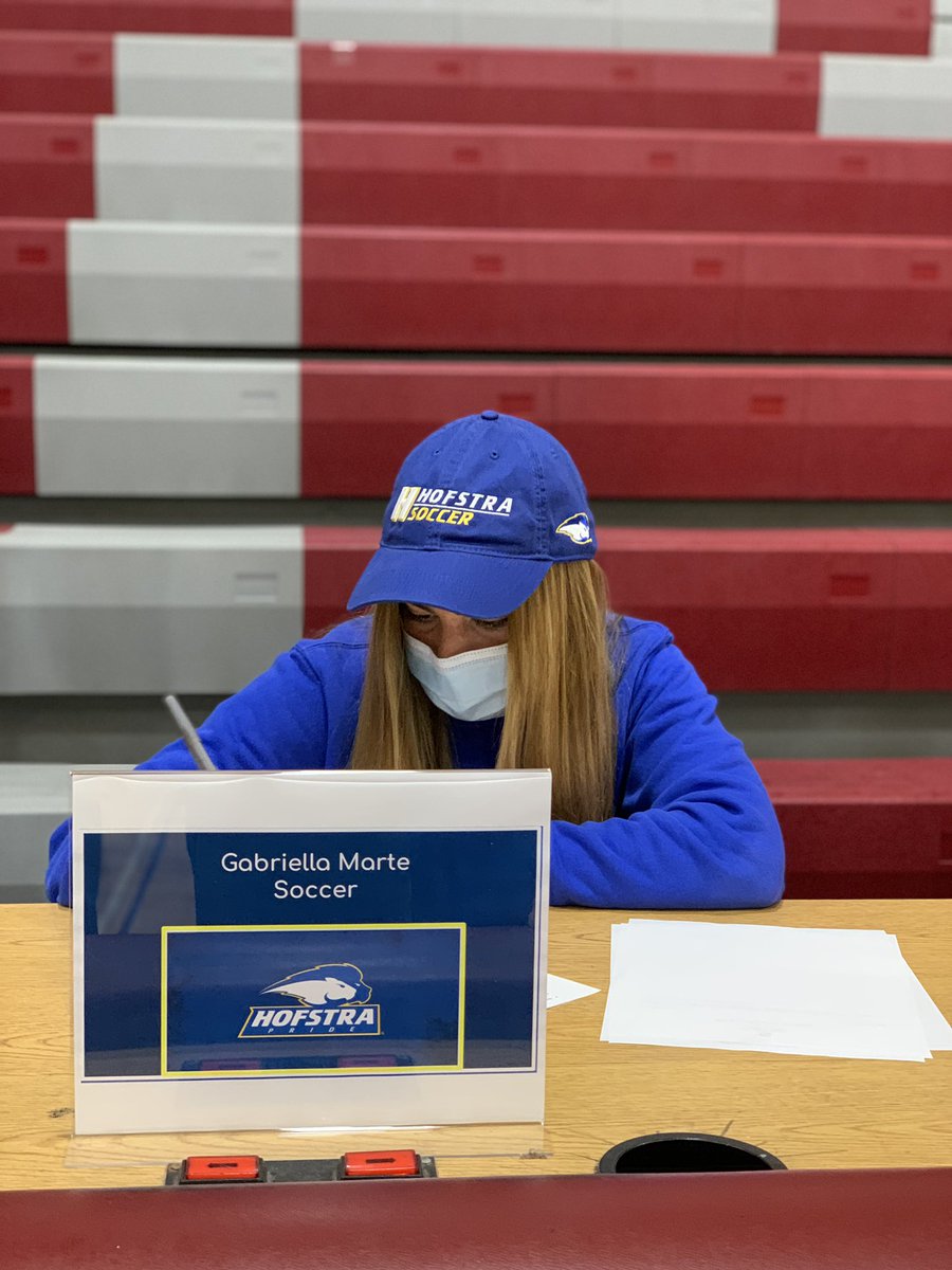 YanniMars's tweet image. The proudest moment in a parents life is seeing your kids move through stages in their life. Here’s to her next chapter 🥂 she’s sacrificed and accomplished so much at such a young age. So proud of her, here’s to the next 4 #HofstraPride #RoarPride