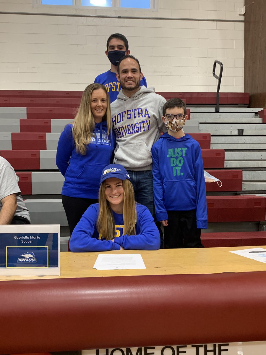 YanniMars's tweet image. The proudest moment in a parents life is seeing your kids move through stages in their life. Here’s to her next chapter 🥂 she’s sacrificed and accomplished so much at such a young age. So proud of her, here’s to the next 4 #HofstraPride #RoarPride