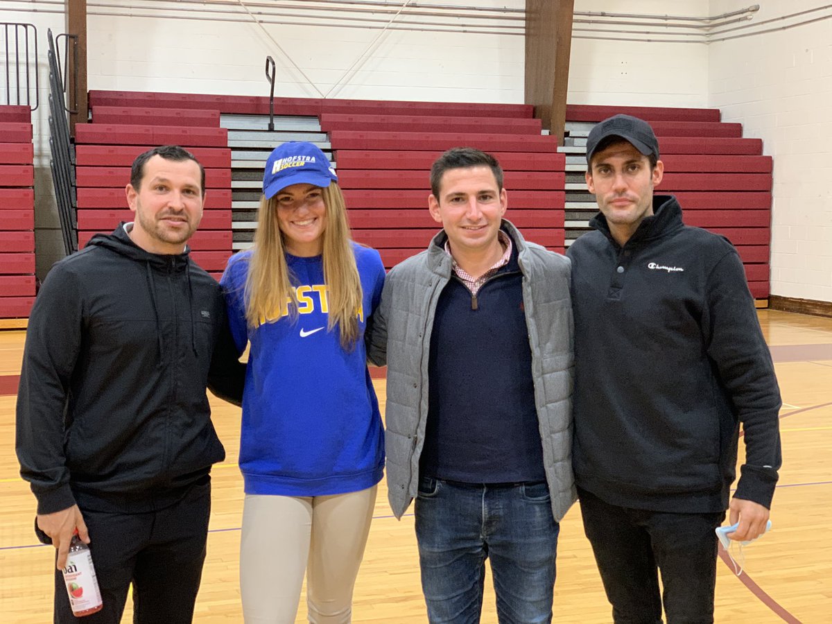 YanniMars's tweet image. The proudest moment in a parents life is seeing your kids move through stages in their life. Here’s to her next chapter 🥂 she’s sacrificed and accomplished so much at such a young age. So proud of her, here’s to the next 4 #HofstraPride #RoarPride