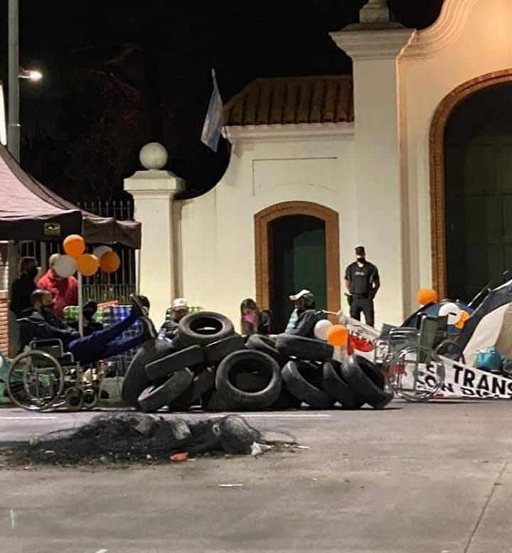 prestadorxs's tweet photo. 🗣️Desde Prestadores Precarizadxs SE apoyamos y acompañamos el acampe de lxs Transportistas de las personas con discapacidad en la Quinta de Olivos.
La situación no da para más, es desesperante e insostenible, cobran el km 27,94. La única opción es el aumento del nomenclador...👇 https://t.co/j5bKmAeVWE