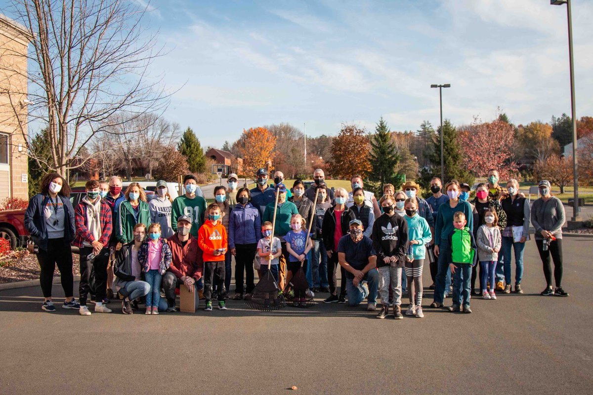 GraceHalfmoon's tweet photo. Last weekend, over 50 of our Grace Family loved our neighbors in our annual Leaf Rake outreach event. Thanks to ALL involved - it was a GREAT day!! #loveothers https://t.co/tfWu99YsXF