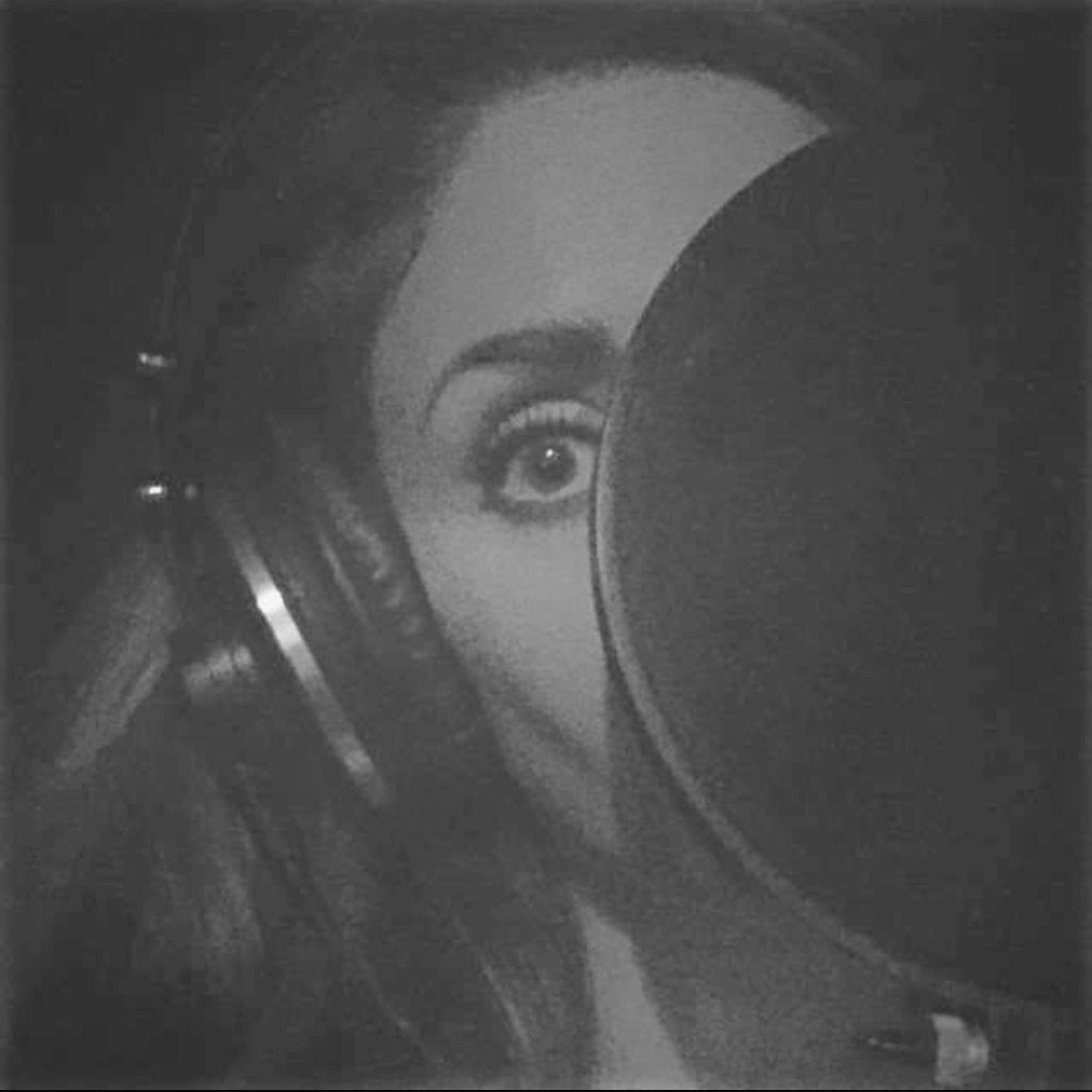 anahipoems's tweet photo. "Siempre he estado aquí...." ❤️🎤 https://t.co/b39AGLam1A
