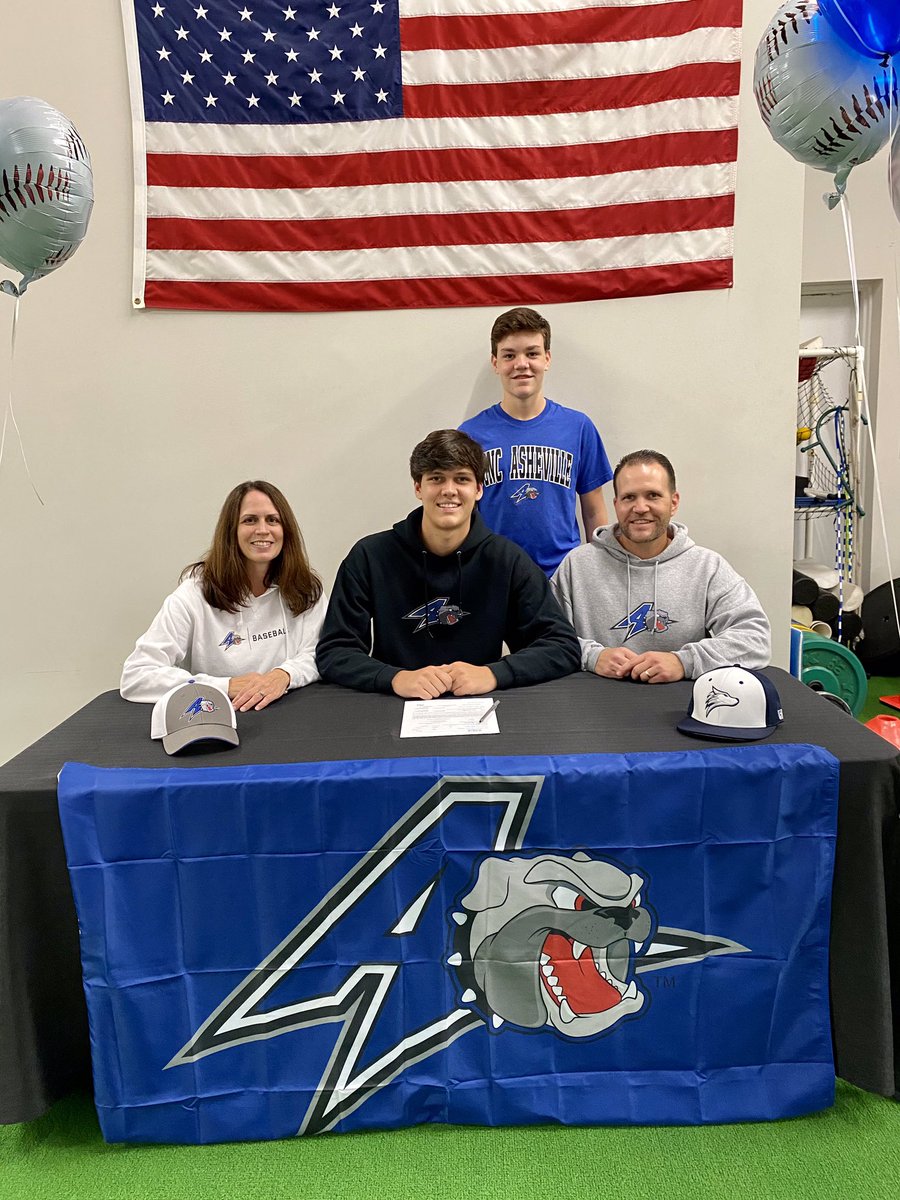ColeSchiff2's tweet photo. Officially a bulldog!✍🏼#KeepClimbing @UNCAvlBaseball @c_breezy2 @CoachWard39 @HHSHuskiesbb @EC_Clippers https://t.co/nt3tA5s874