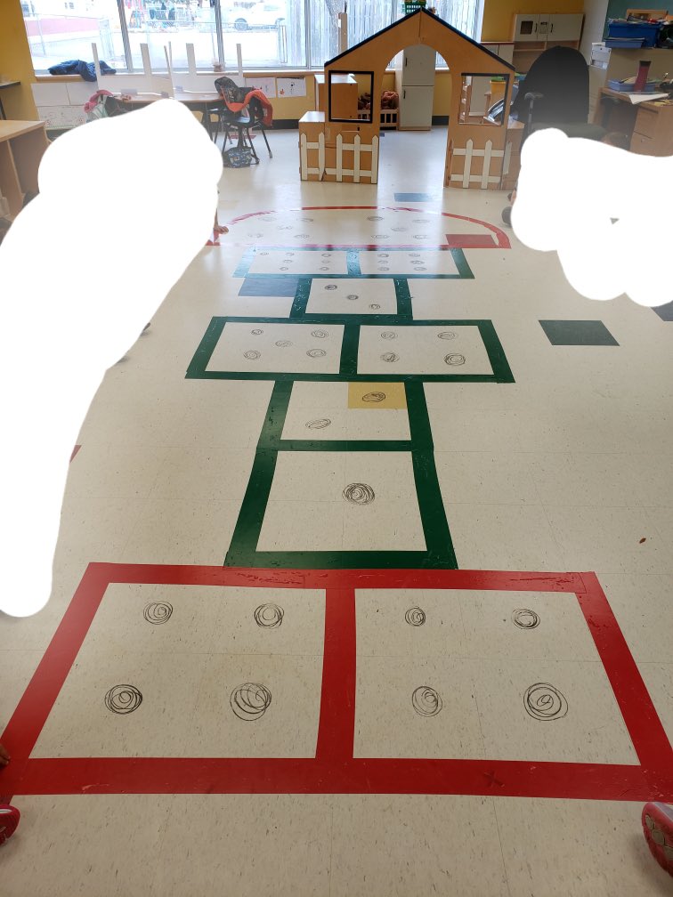 Notre marelle en numération et sens du nombre ! L’ami roule le dé, lit le chiffre et saute jusqu’à la quantité qui représente le chiffre 🎲 <a href="/ecolecatholique/">CECCE</a>