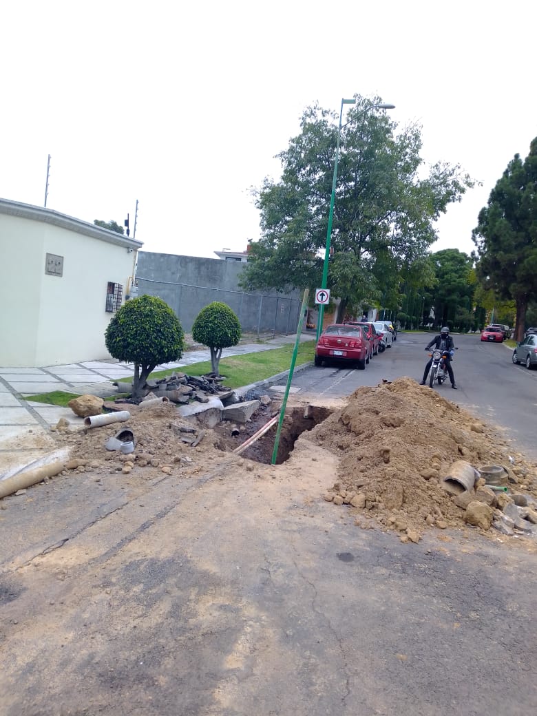 probosques's tweet photo. Frente a Bosque de Limas 22 en #BosquesdelasLomas hay una fuga de agua que dejaron sin reparar y la calle de Bosque de Casuarinas lleva 12 días sin servicio de agua potable. @SacmexCDMX @AlcCuajimalpa @CuajimalpaDGSU https://t.co/ORvqpUNOH5