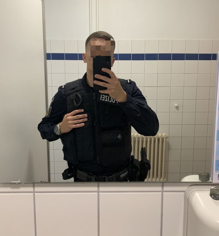 cockandface's tweet photo. German Cop https://t.co/rMdnQLg1eN