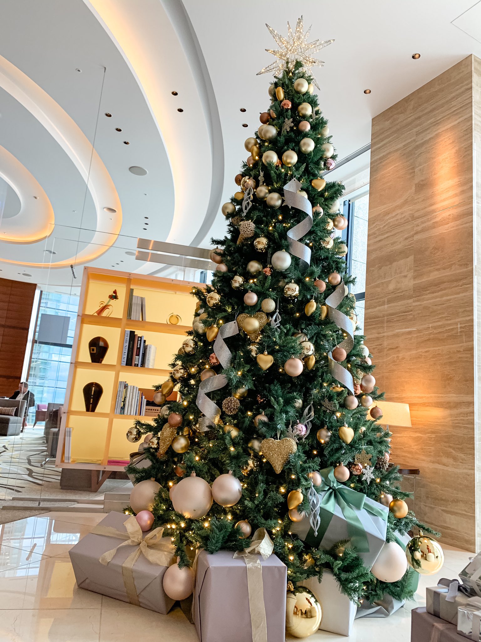 Twitter 上的 インターコンチネンタルホテル大阪 公式 いよいよクリスマスシーズン 当ホテル階と1階に3つのクリスマスツリーが登場しました また なんと今年はリヤドロのthe Guestがサンタクロースに ツリーとサンタクロースと一緒に写真を撮ってどんどん