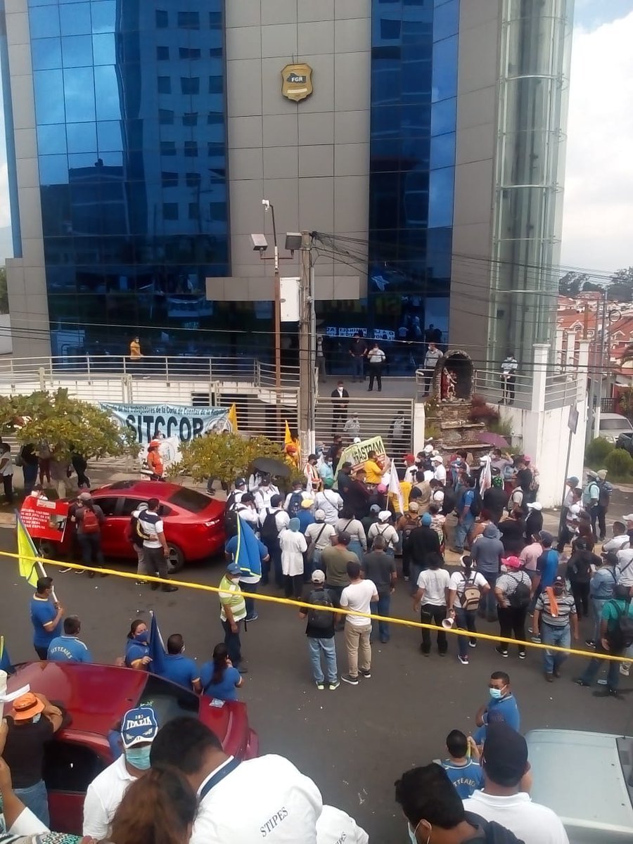 SEPIN66054341's tweet photo. Como organización sindical repudiamos el actuar del fiscal @MelaraRaul x criminalizar las luchas sindicales, el 28F ud se qdara sin sus padrinos señor corrupto https://t.co/lKR2PoBvUk