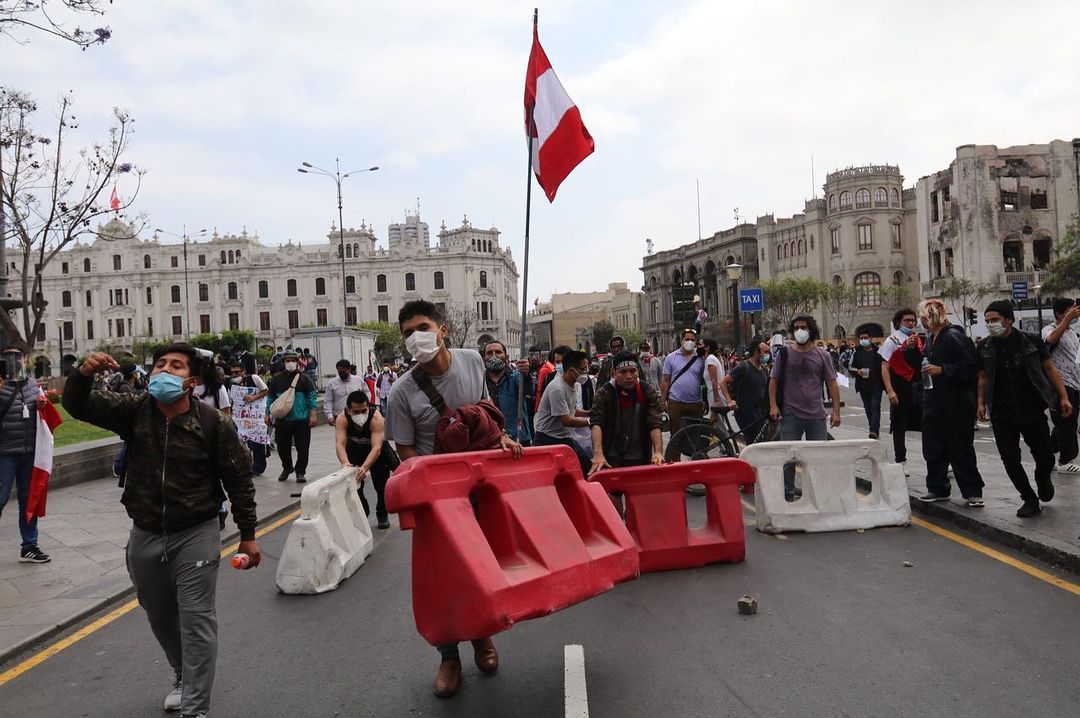 Artículo 46° de la Constitución:Nadie debe obediencia a un gobierno usurpador, ni a quienes asumen funciones públicas en violación de la Constitución y las leyes.La población civil tiene el derecho de insurgencia en defensa del orden constitucional.