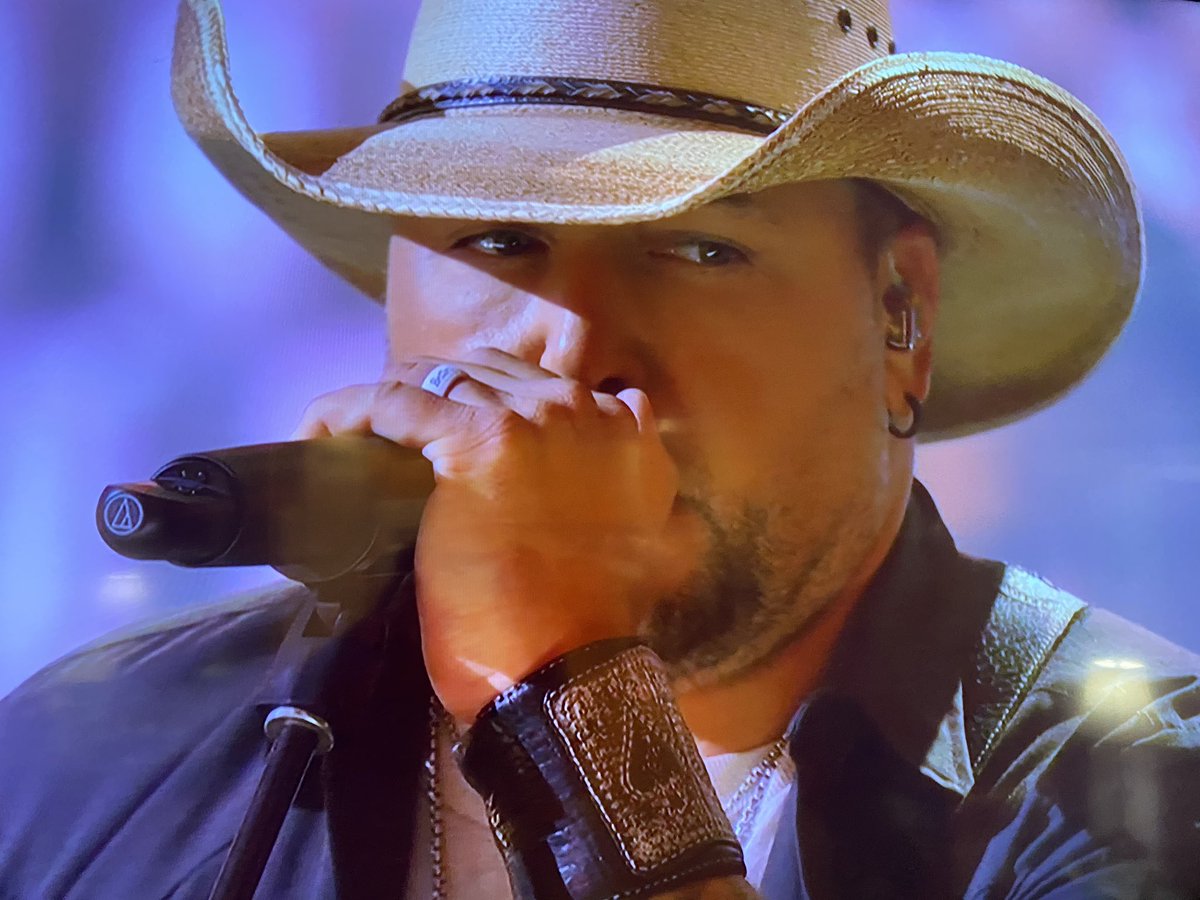 Oh heck yeah!! @Jason_Aldean singing #DevilwentdowntoGeorgia on #CMAawards !! #GaCountry #HornsupATL #RIPCharlieDaniels