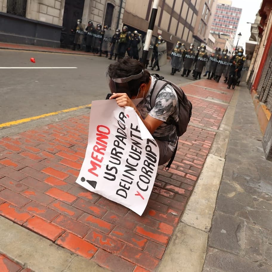 El artículo 115° de la Constitución dice que el presidente del congreso debe convocar de inmediato a elecciones, no lo hicieron.Manuel Merino se convierte en presidente de facto.Lo que el congreso hizo es inconstitucional, es un golpe de estado. #GolpeEnPeru