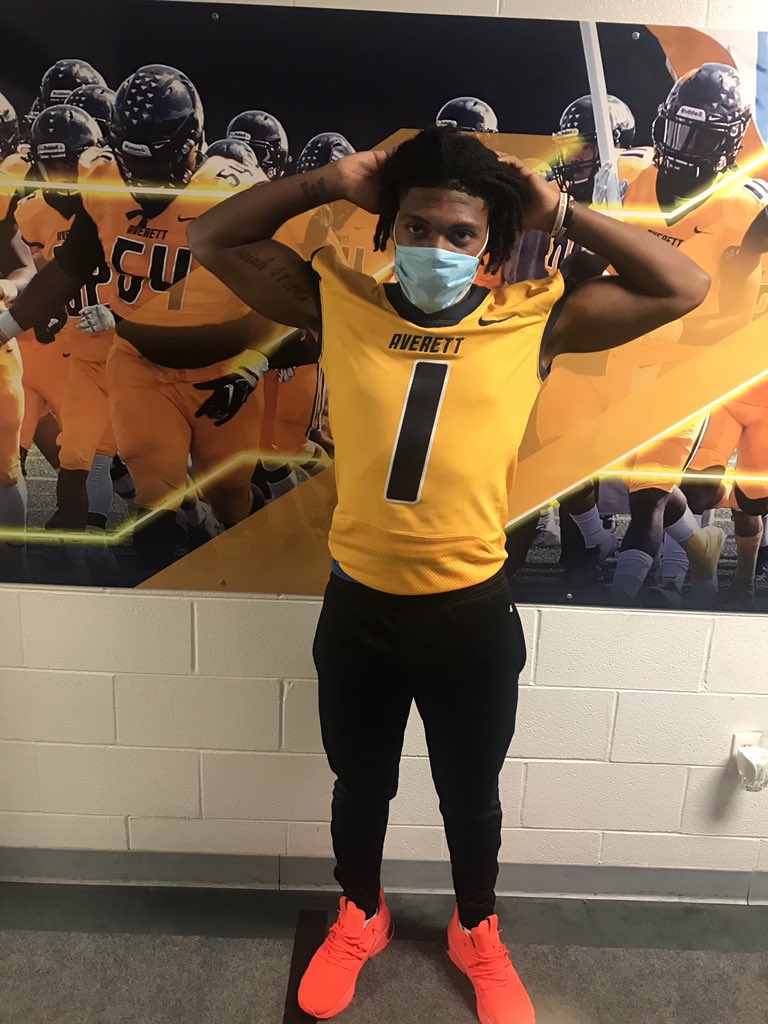 _aphelps434's tweet photo. Blessed to receive an offer spot from Averett University! @coachphenry @AverettFootball https://t.co/RW5DHgIzZ2