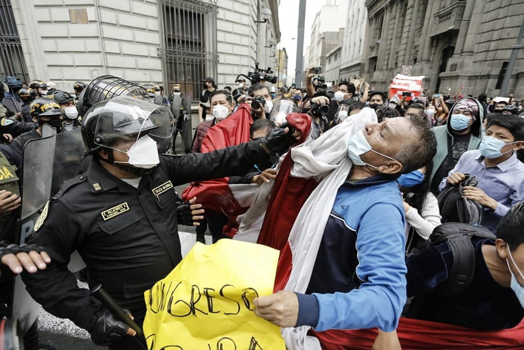 Manuel Merino juramentó el 10 de noviembre a espaldas de la población, la cuál estaba protestando afuera siendo reprimida por parte de la policía.  #MerinoJamasSeraMiPresidente