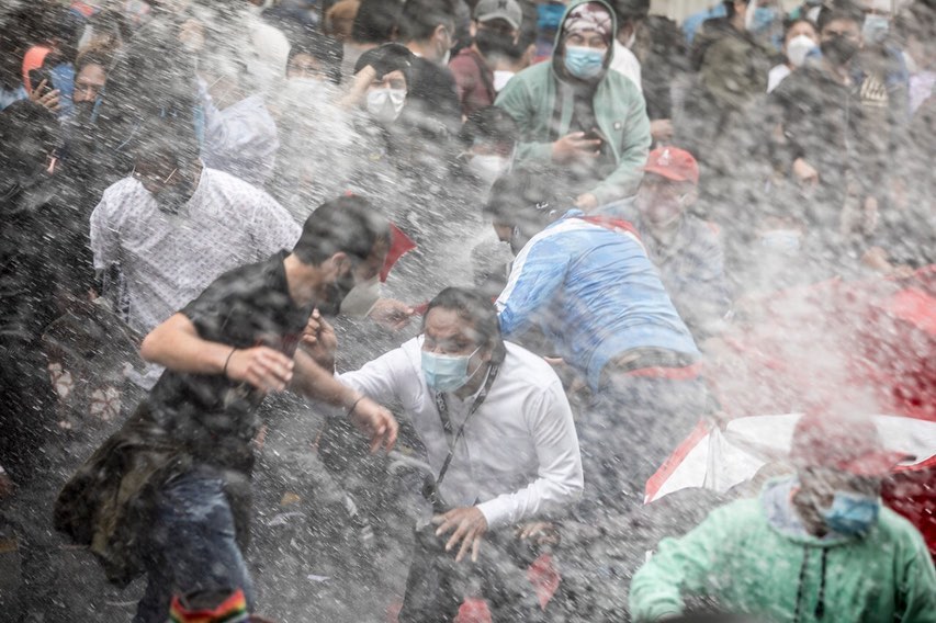 Manuel Merino juramentó el 10 de noviembre a espaldas de la población, la cuál estaba protestando afuera siendo reprimida por parte de la policía.  #MerinoJamasSeraMiPresidente