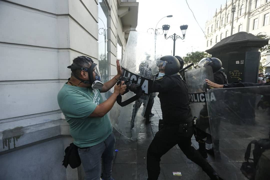 Manuel Merino juramentó el 10 de noviembre a espaldas de la población, la cuál estaba protestando afuera siendo reprimida por parte de la policía.  #MerinoJamasSeraMiPresidente
