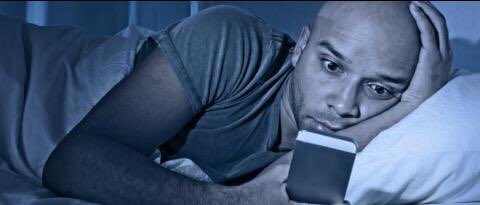 nilslch's tweet photo. Moi devant mon tel qui tema tout les tweet sur le #YouTubeDOWN parce que j'attends que YouTube marche pour pouvoir m'endormir devant... https://t.co/bnhkSDh2Ls