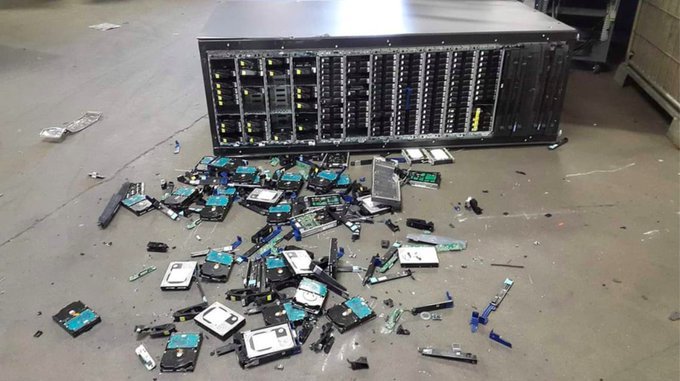 Jean_Batispt's tweet photo. Mientras tanto en el área de sistemas de youtube 

-Ingeniero se cayo el servidor!
-Pues reinicielo...
-Creo que no me esta entendiendo...
#YouTubeDOWN https://t.co/CLZfMMylvQ