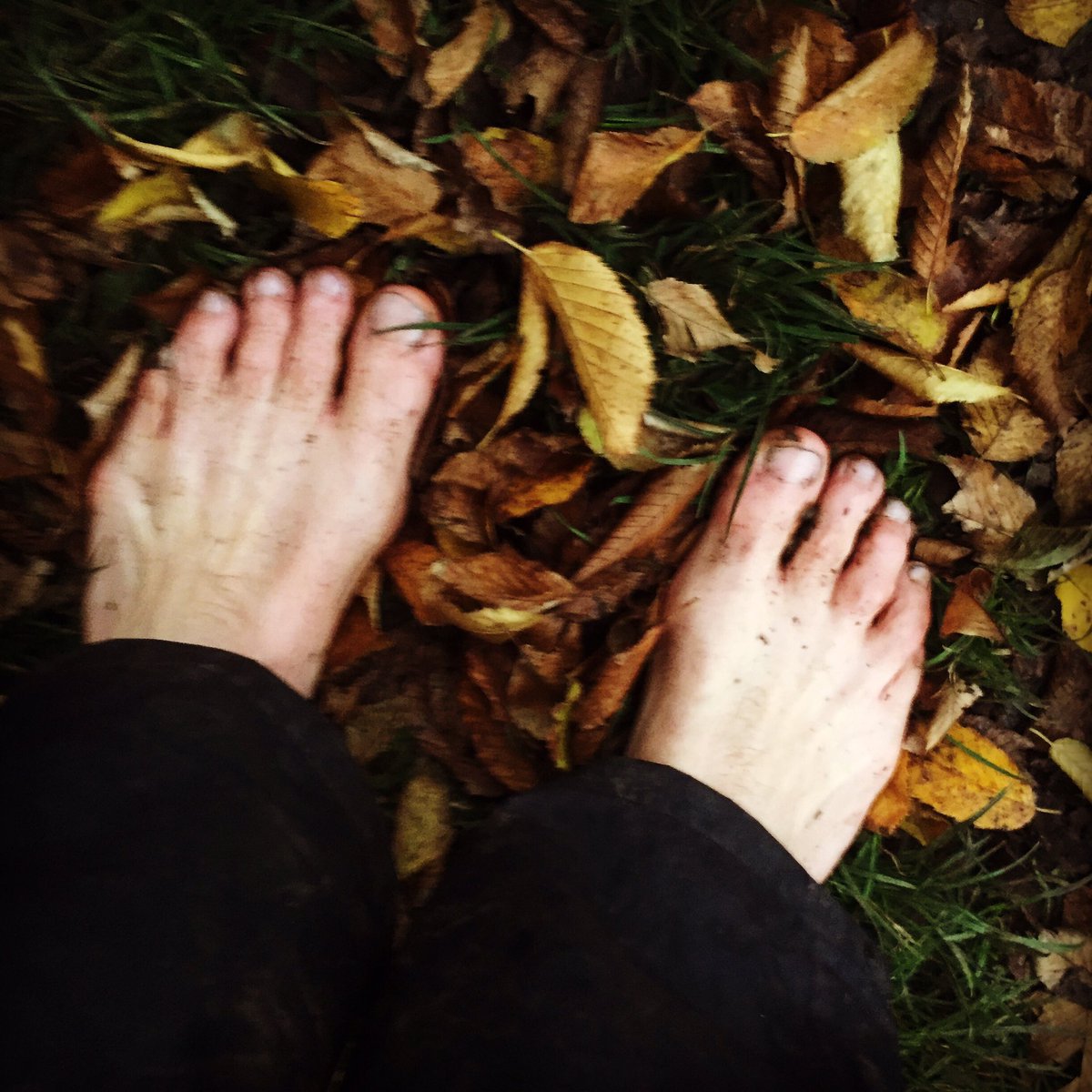 MikeFarrow's tweet image. Cold damp muddy barefoot day 11 ❤️ #barefoot #muddy