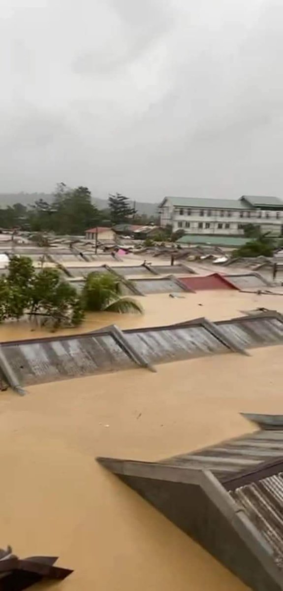 Mayner2012's tweet photo. 🚨El agua continúa subiendo y las personas suben a los techos de sus hogares, es el segundo tifón que afecta las #Filipinas en menos de dos semanas.
#RodriguezRizal https://t.co/IaAFHslH4p