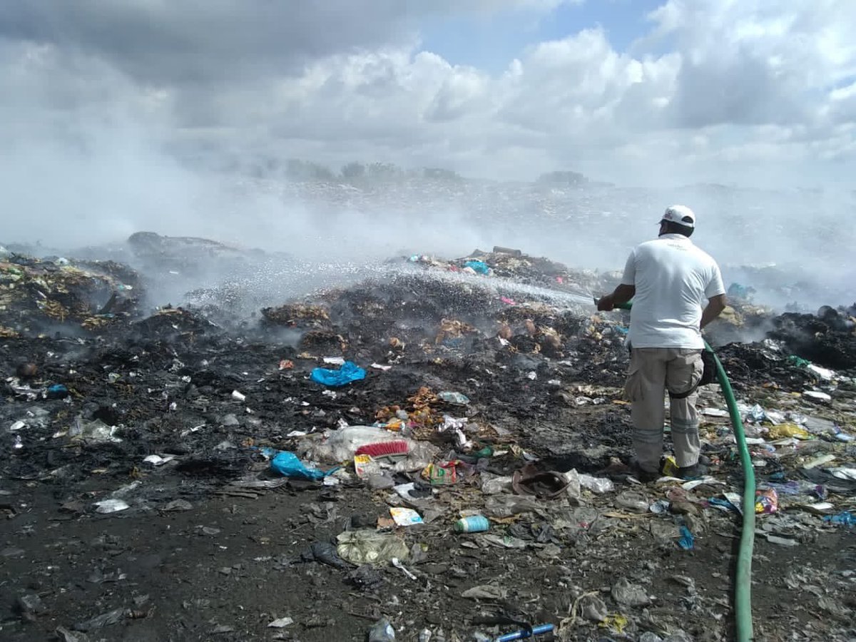 AMapastepec's tweet photo. Controlamos y sofocamos un incendio en el basurero municipal, por medio de Protección Civil de Mapastepec, no se reportan daños. https://t.co/tYFPMteDde