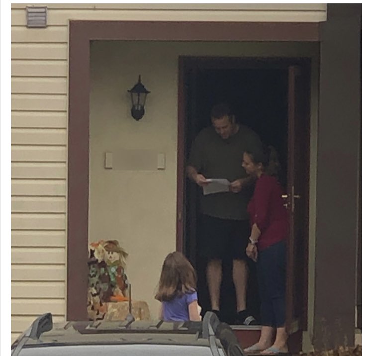 So proud to honor and thank our Veterans today. 🇺🇸A beautiful moment was captured as this 3JET third grader hand delivers her heartfelt thank you to her neighbor, a Veteran,  during our lunch break. 💕🇺🇸#VeteransDay2020 #powerofpositive <a href="/CBWarwickElem/">Warwick Elementary School CBSD</a>