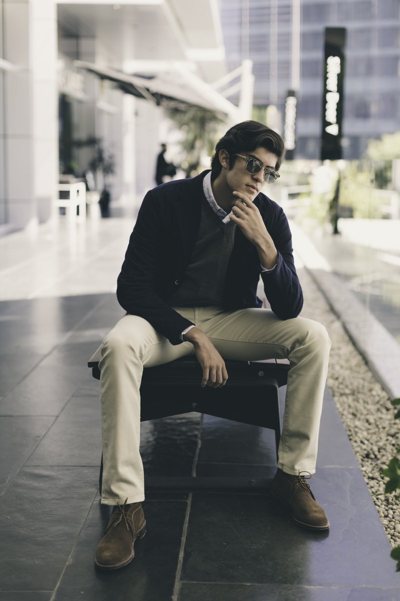 SilverDeerStore's tweet image. La confianza en ti mismo se proyecta con las prendas que mejor te ajustan. 

Lentes @MOSCOT: bit.ly/2UgvwMT
Camisa Gitman: bit.ly/32xldZe
Suéter Fedeli: bit.ly/3kmUh4B 
Saco @BarenaVenezia: bit.ly/2UiKMIX
Zapatos Alden: bit.ly/3n8qSgi