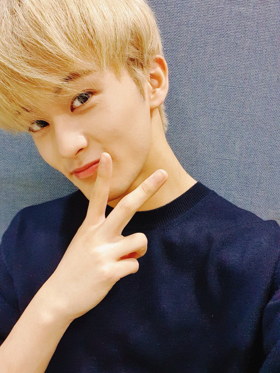 relzyk's tweet photo. Yo! Its me again. Peace ✌🏻
#PleaseStaySafe #IngatKayo #KeepYourselfWarm #StayInsideYourBlankets #DrinkLotsOfWater #KyzlerPogi https://t.co/SuS9xPGPHN