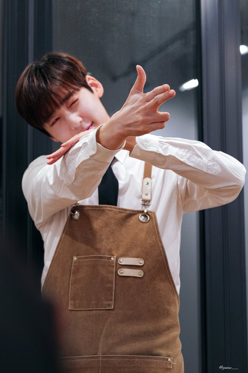 jjinluv__'s tweet image. 201111 켑빼로데이 퇴근 팬미팅

It's the love shot🔫

#kevinwoo #케빈우 #kevin #케빈