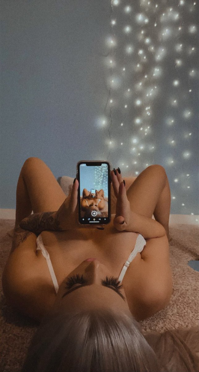 bbygabss__'s tweet photo. who wants to make porn with me? https://t.co/hIs74GzfVO