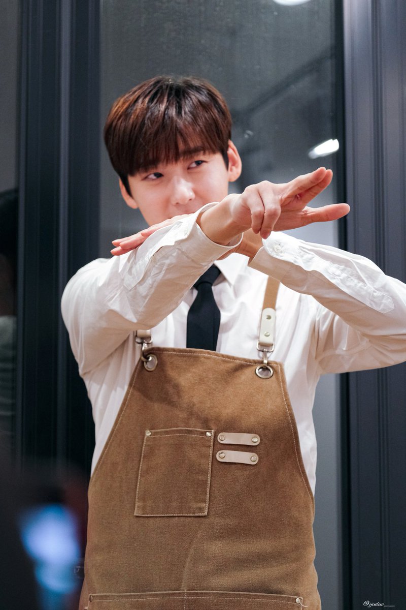 jjinluv__'s tweet image. 201111 켑빼로데이 퇴근 팬미팅

It's the love shot🔫

#kevinwoo #케빈우 #kevin #케빈