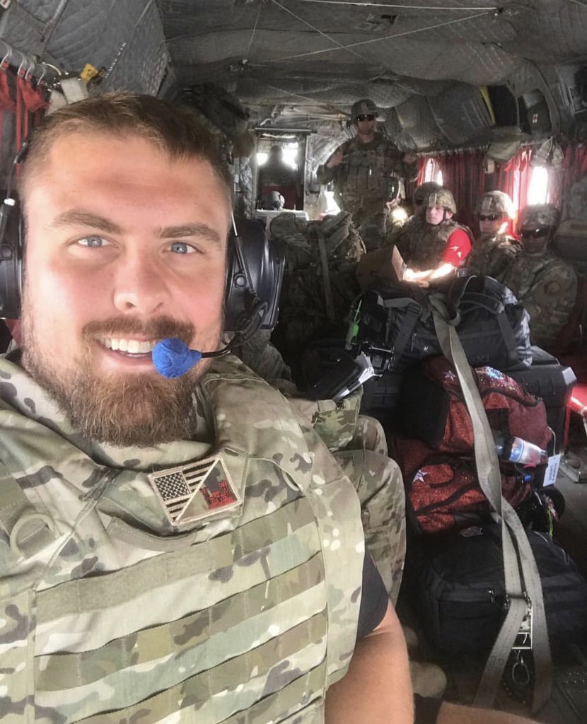 RivalryFb's tweet photo. Our center is more bad ass than your center 😤🇺🇸 

#49ers | @BenGarland63 https://t.co/Vw9k4vKsq5