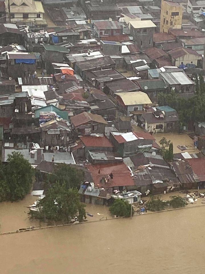 gmanews's tweet photo. Umapaw na ang tubig sa Marikina River dahil sa pag-ulan dulot ng Bagyong #UlyssesPH. Ang ibang residente malapit sa ilog, umakyat na sa kanilang bubong dahil sa taas ng baha. Ang lebel ng tubig ngayon sa Marikina River as mas mataas na kumpara sa antas nito noong Bagyong Ondoy. https://t.co/PTkpJEfAgO