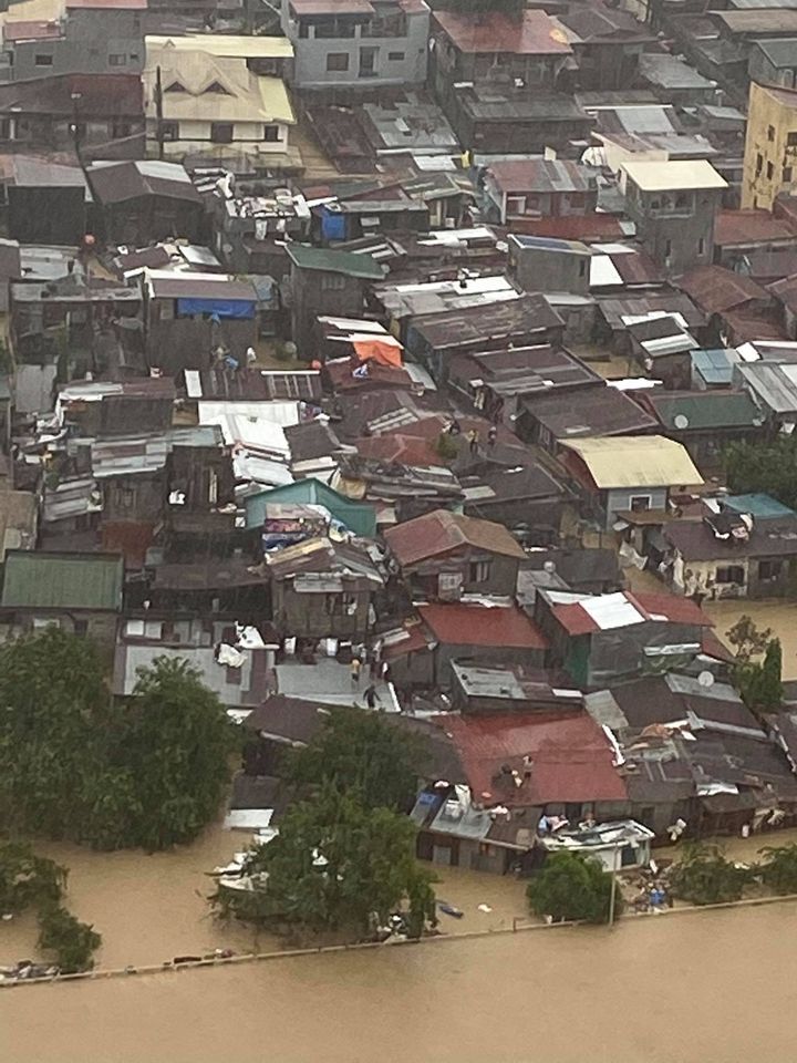 gmanews's tweet photo. Umapaw na ang tubig sa Marikina River dahil sa pag-ulan dulot ng Bagyong #UlyssesPH. Ang ibang residente malapit sa ilog, umakyat na sa kanilang bubong dahil sa taas ng baha. Ang lebel ng tubig ngayon sa Marikina River as mas mataas na kumpara sa antas nito noong Bagyong Ondoy. https://t.co/PTkpJEfAgO