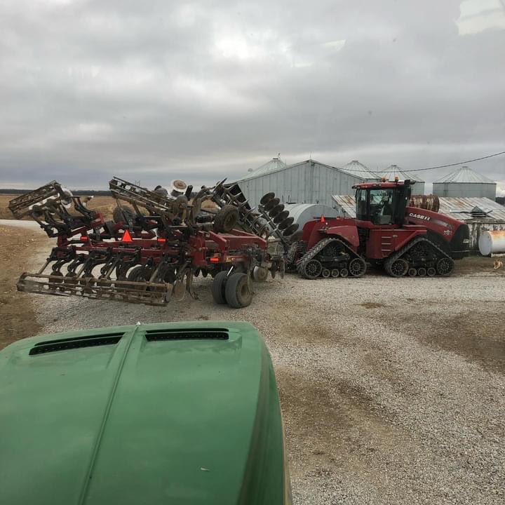 ivers_farms's tweet photo. And just like that...bean #harvest2020 is done!! That means tillage is at full throttle. Plus a Case IH vs John Deere speed tiller showdown #speedtiller #ripping #striptillage #9620rx #620quadtrac #deeresighting #caseih #falltillage #godblesstheamericanfarmer https://t.co/ylpY8BJaRD