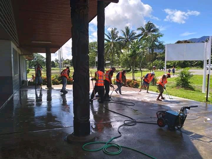 OrinaProperties's tweet photo. We are not only focused on our daily business activities but we also give a hand in volunteering for community activities.💪🖐️💯💚❤️💛🇵🇬

As you can see here, On the 6th November, 2020 our staff were committed to scrubbing the Alotau Town Police Station as a community initiative https://t.co/T69sJuEKj9
