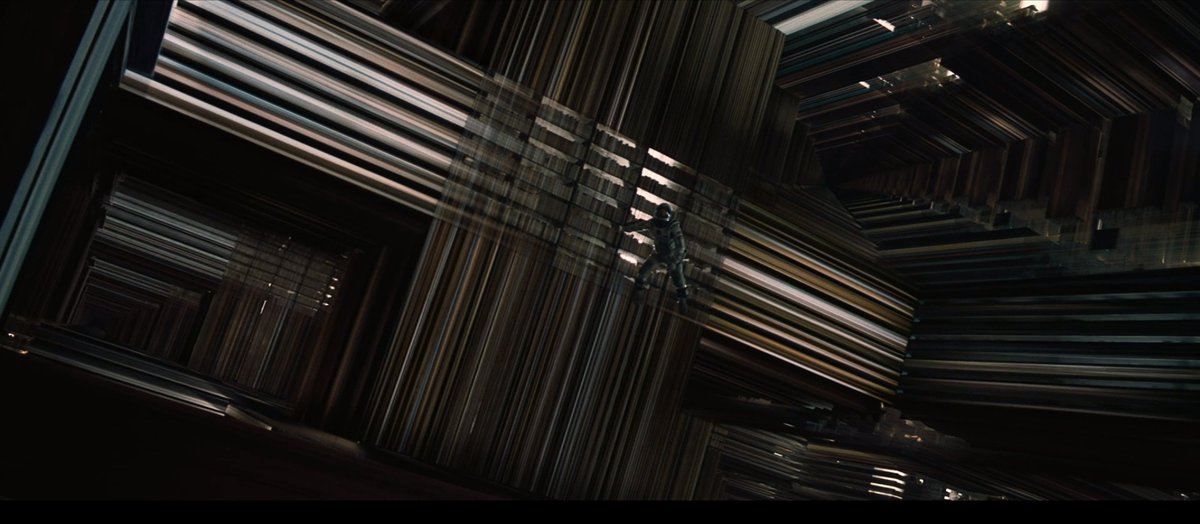 門松一里 A Twitter 情報伝達には限界があり その境界面を事象の地平面と呼びます クリストファー ノーラン監督は本棚から本を落とし 知の限界を表現しました 事象の地平面を知らぬ者は時の波間に揺れるだけなのです Blackjoke インターステラー T Co