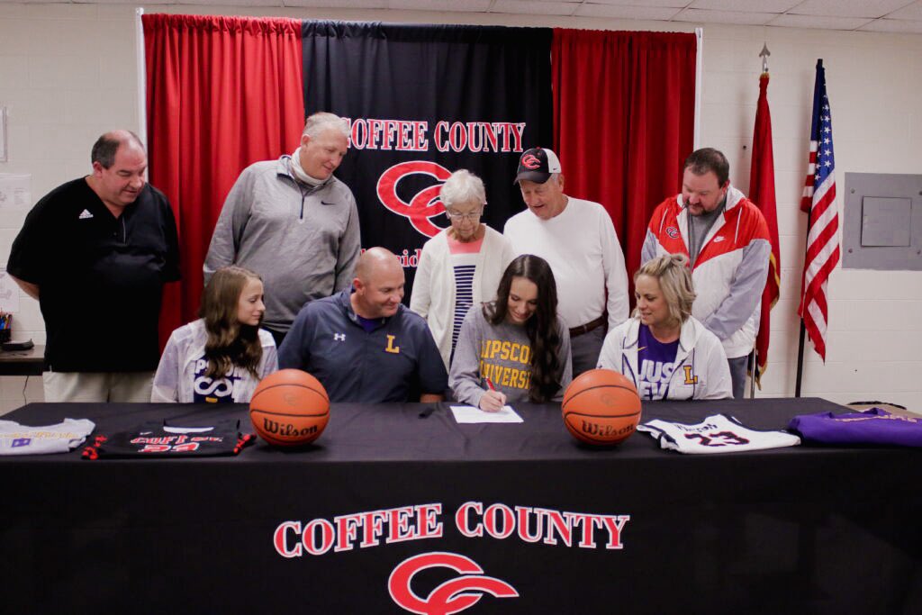 bellaballer23's tweet photo. Officially a Bison!!💛💜 @LipscombWBB #Hornsup🤘🏼 https://t.co/pNJwxOFo0P