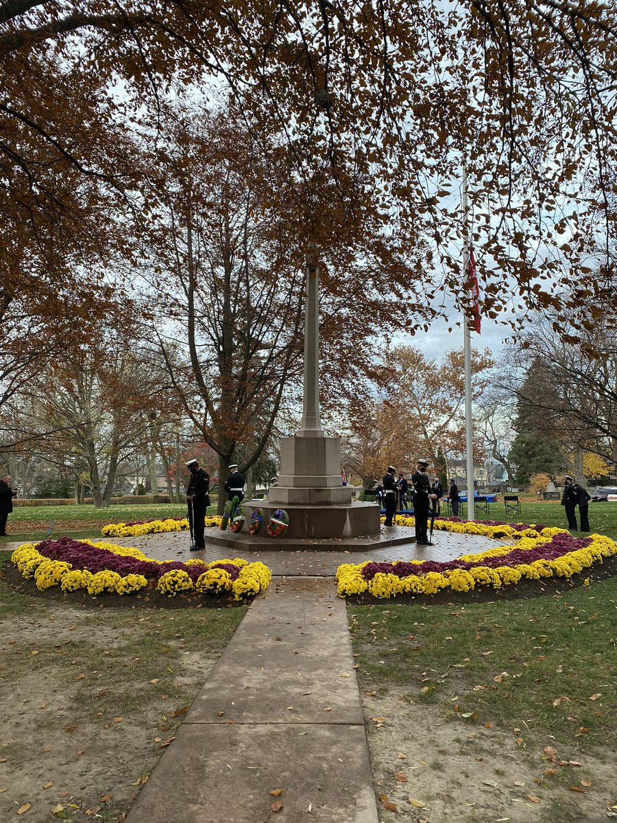 Had the #honour and #privilege of representing the @RoyalCanNavy at Prospect Cemetery this morning - the first #RemembranceDay2020 service held by @cityoftoronto with some of Canada’s best sailors, including my coxswain, Capt(N) @markrmcqueen and @HMCS_NCSM_YORK members.