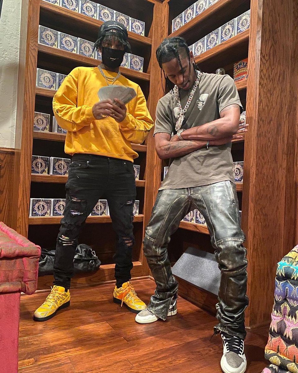 ComplexSneakers's tweet image. .@trvisXX in his reverse Air Jordan 1 samples, @21Savage in Off-White Rubber Dunks 🌵🗡