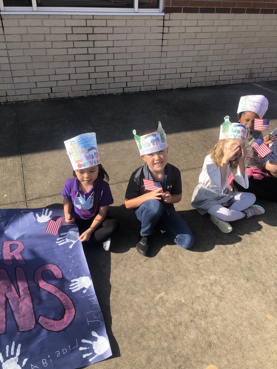 LeahKolarik's tweet photo. Loved thanking our Veterans at the LSE parade today!! ❤️🇺🇸@HumbleISD_LSE #leopardspotting https://t.co/U7SP0hmtvn
