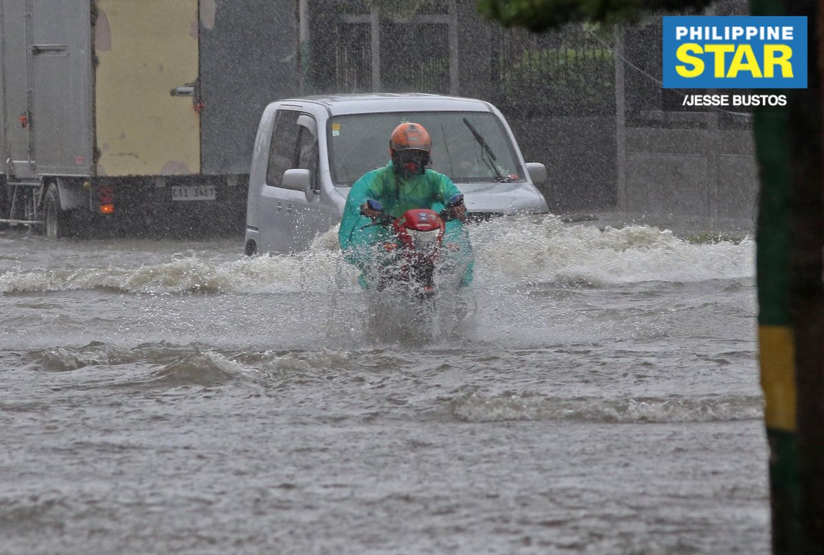 PhilippineStar's tweet photo. Motorists wade through the flood along Doña Soledad Avenue Extension in Barangay Moonwalk, Parañaque amid the heavy rains brought by Typhoon #UlyssesPH on Thursday morning. https://t.co/YYG6NCYzDe