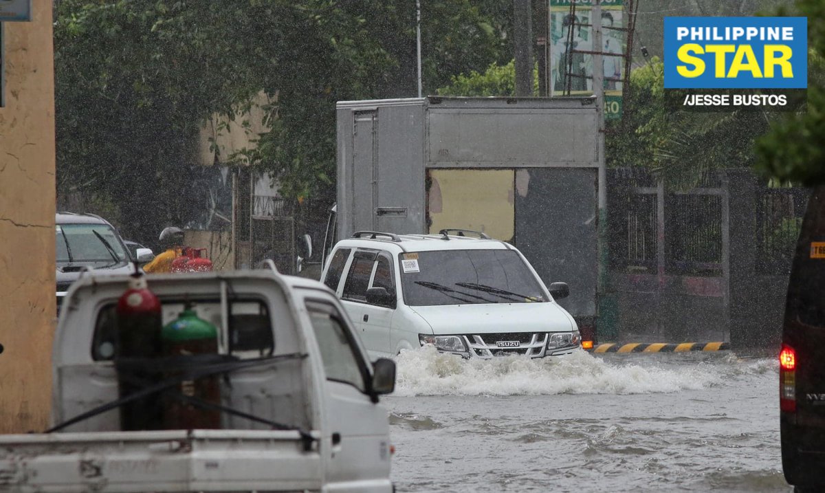 PhilippineStar's tweet photo. Motorists wade through the flood along Doña Soledad Avenue Extension in Barangay Moonwalk, Parañaque amid the heavy rains brought by Typhoon #UlyssesPH on Thursday morning. https://t.co/YYG6NCYzDe