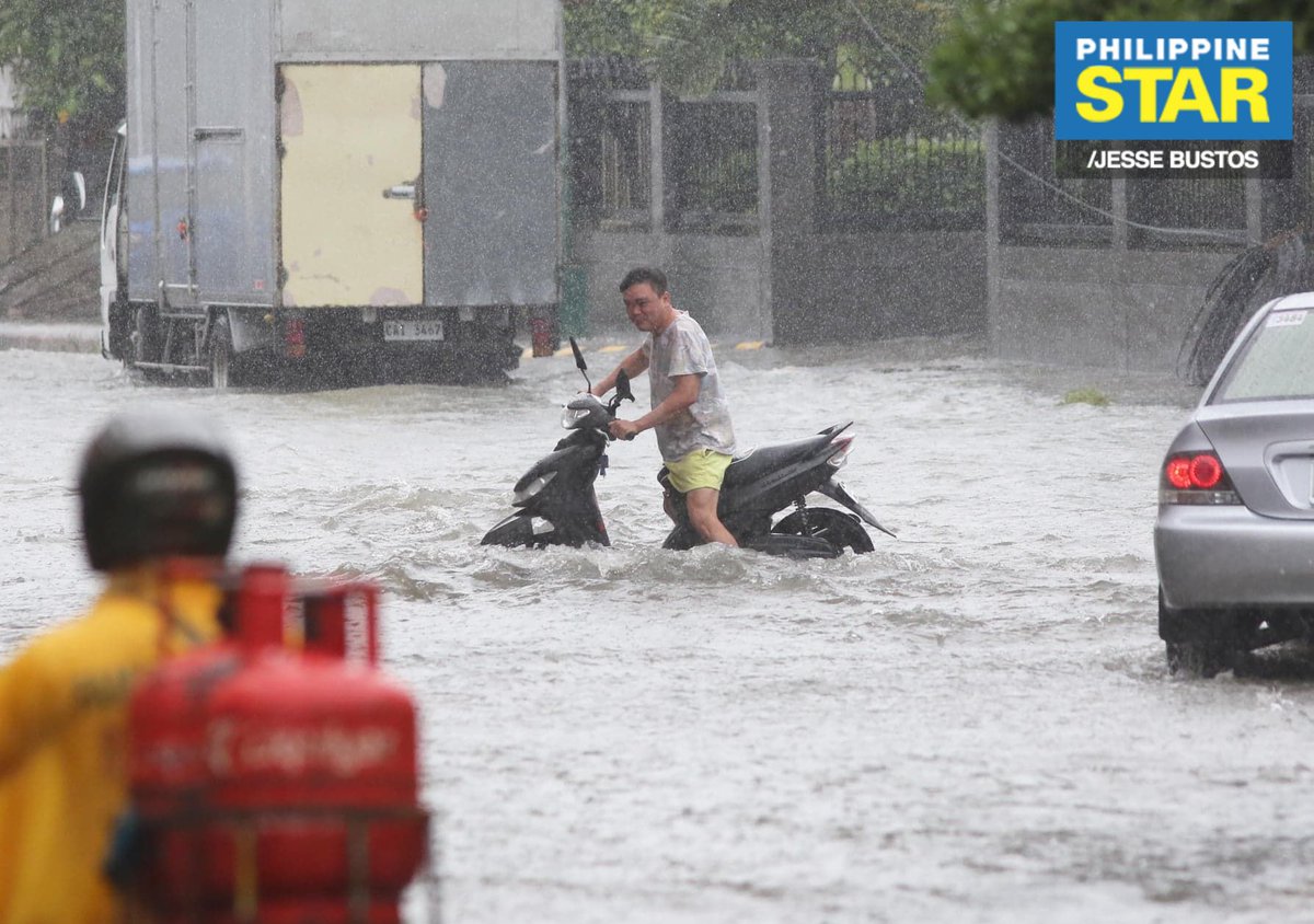 PhilippineStar's tweet photo. Motorists wade through the flood along Doña Soledad Avenue Extension in Barangay Moonwalk, Parañaque amid the heavy rains brought by Typhoon #UlyssesPH on Thursday morning. https://t.co/YYG6NCYzDe